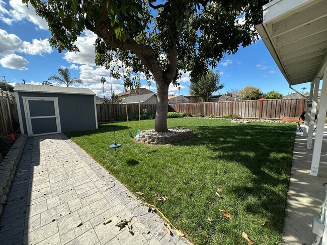 Building Photo - Downtown Bungalow, Pet Friendly, Large Yard