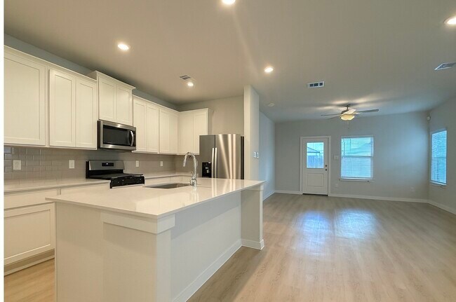 Building Photo - 3931 Flora Fld Dr