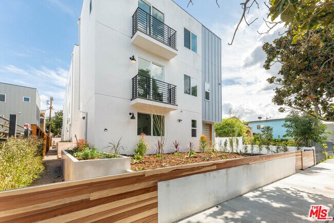 Building Photo - 1236 Beachwood Dr