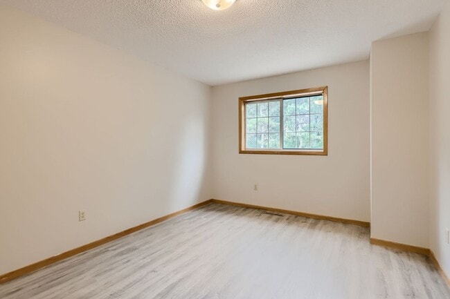 Building Photo - Blaine Townhome