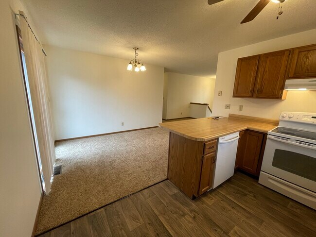 Building Photo - 1013 Kings Rd