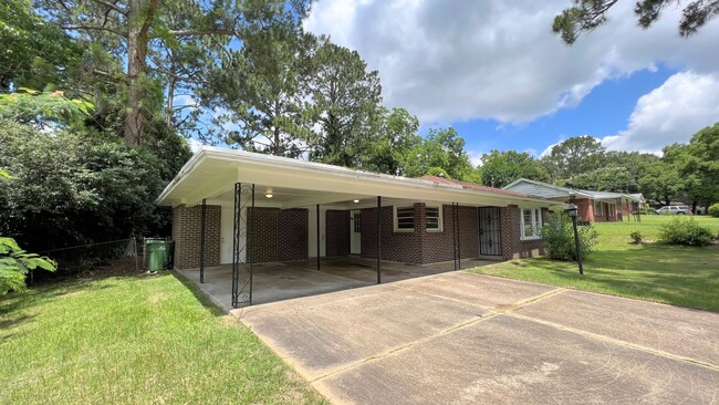 Building Photo - Hello Gorgeous !! 3- bedroom just waiting ...