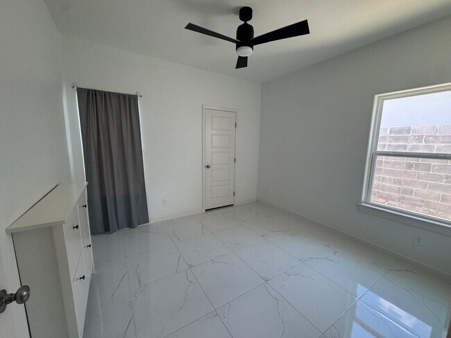 Building Photo - 1504 Ocaso Dr