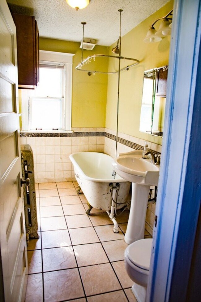 Building Photo - 1309-HEN