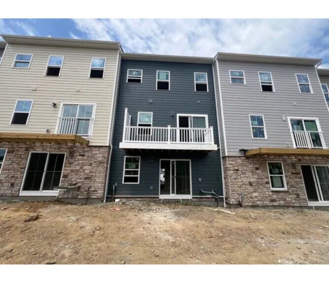 Building Photo - 6904 Sycamore Way