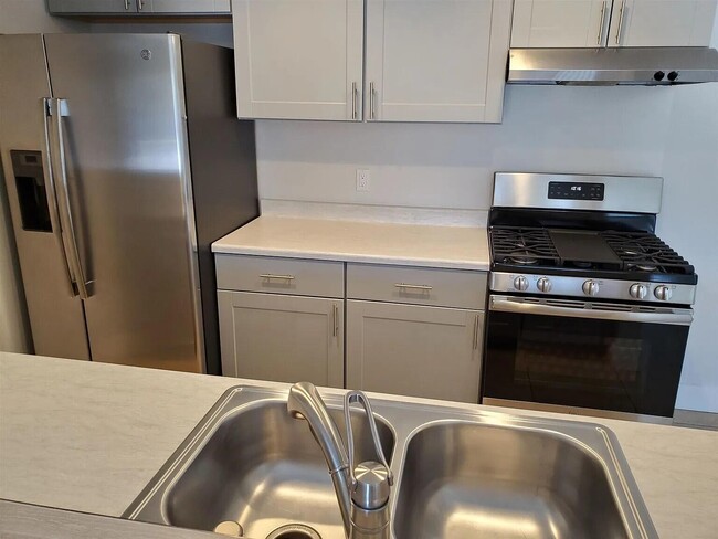 Building Photo - 96 Lakeview Cir
