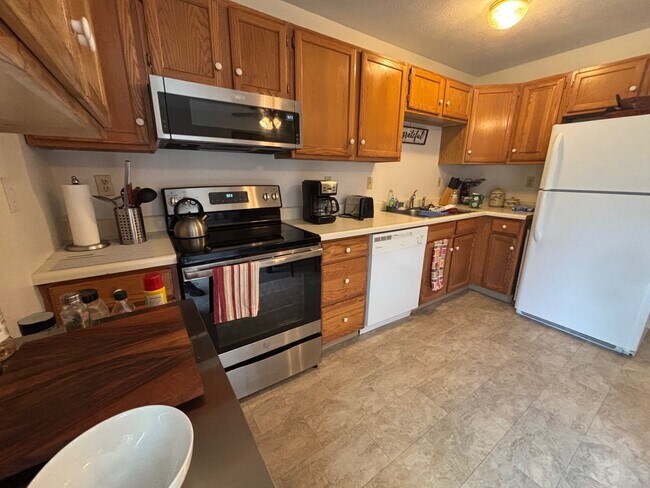 Building Photo - 266 Endicott St N