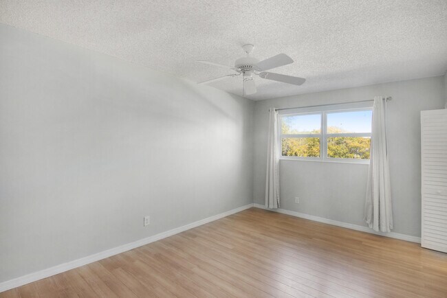 Building Photo - 2591 NE 55th Ct