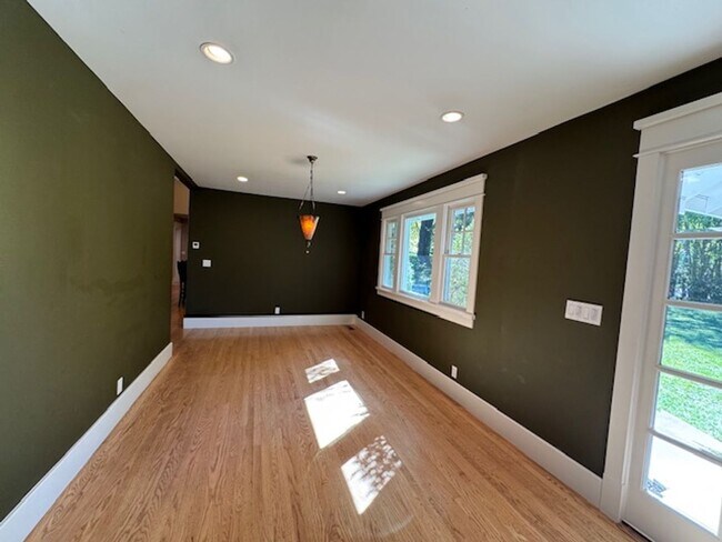 Building Photo - Gorgeous 5 bedroom, 4.5 bath, Westside Dan...