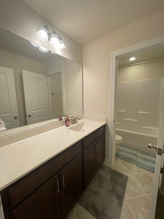 Building Photo - 1013 Travern Dr