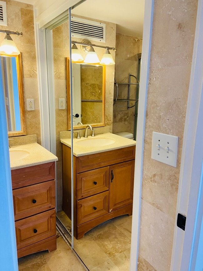 Building Photo - 750 Amana St