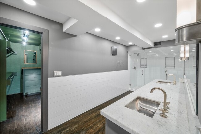 Building Photo - 1025 S Shepherd Dr