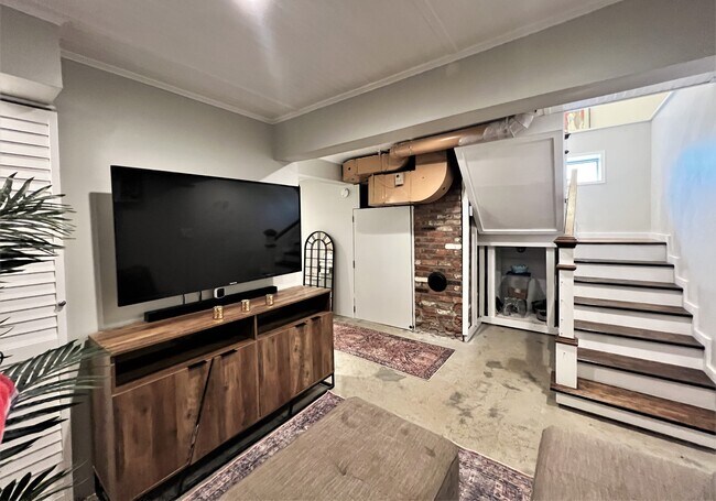 Building Photo - 4 Day St