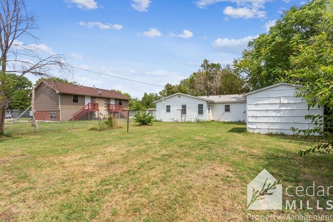 Building Photo - Super cute, updated 2 bedroom home