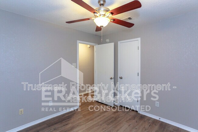 Building Photo - 1614 Twisted Oak Dr