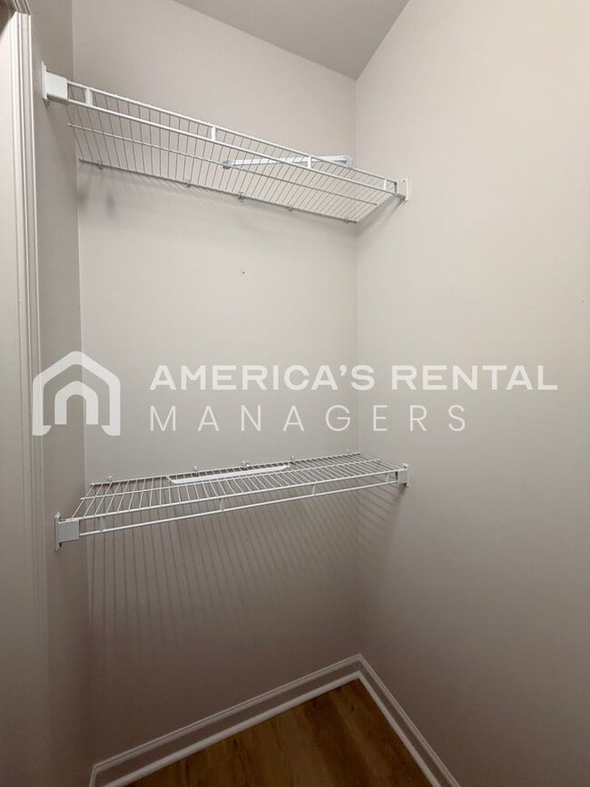 Building Photo - Modern One-Level Living with Pool and Club...