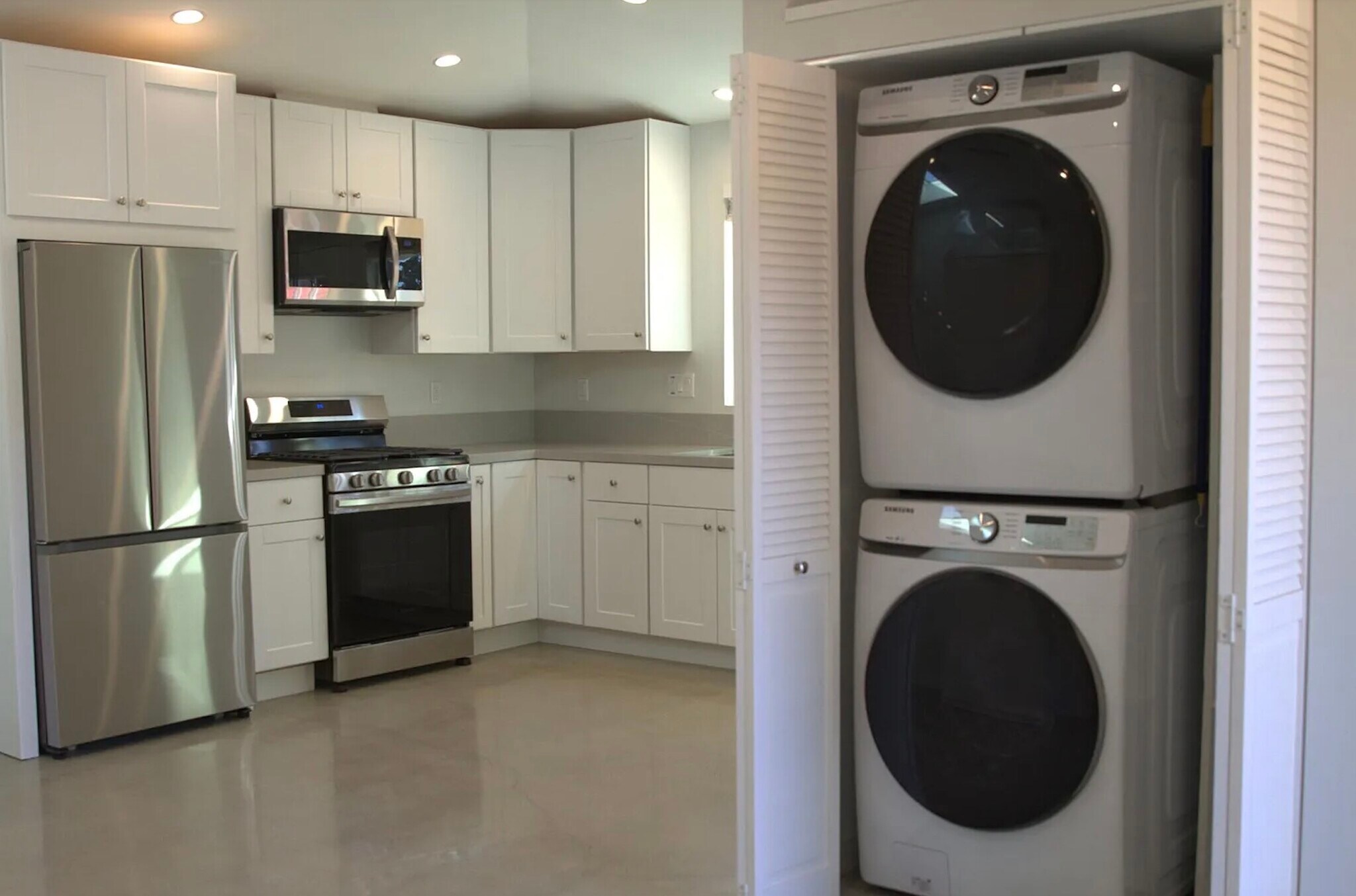 Building Photo - 5246 Canoga Ave