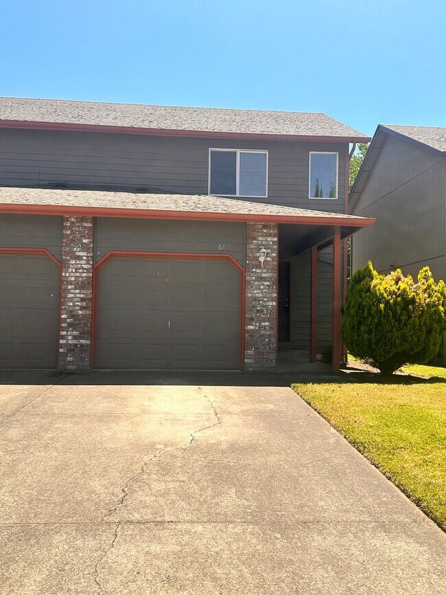 Building Photo - 2607 S Cloverleaf Loop