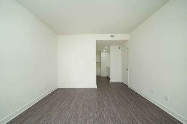 Building Photo - Remodeled, ground level, 1 bedroom, 1 bath condo in Lakeside Garden Grove Community