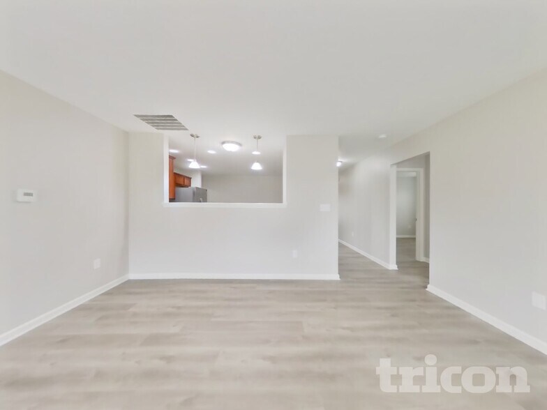 Building Photo - 11491 N Creekside Dr