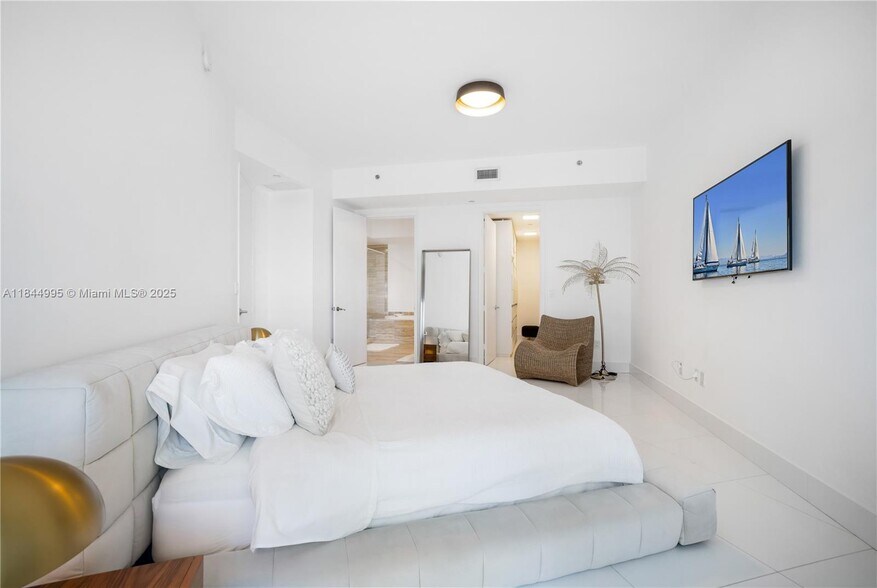 Building Photo - 15901 Collins Ave