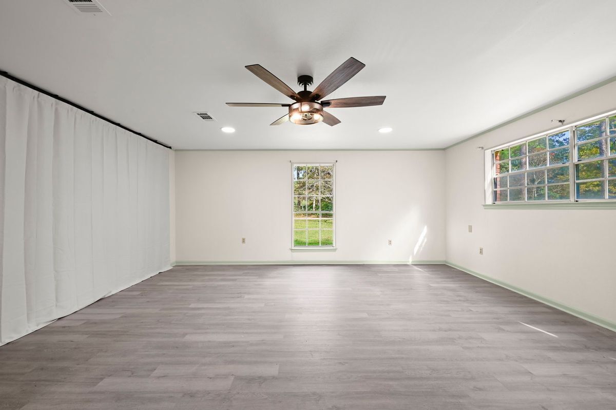 Building Photo - 9556 Fairway Dr