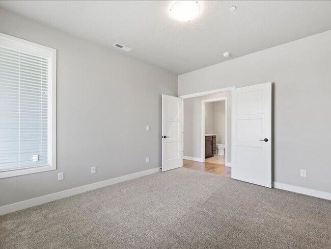 Building Photo - 4725 Roark Dr