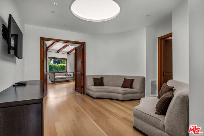 Building Photo - 2134 La Mesa Dr