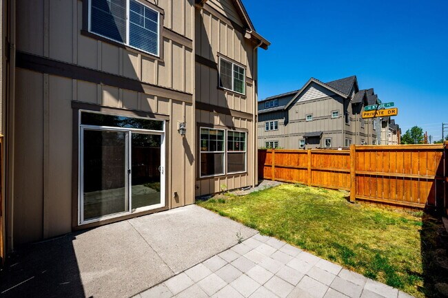 Building Photo - 3 Bed, 2.5 Bath Townhome Centrally Located– Bend, OR