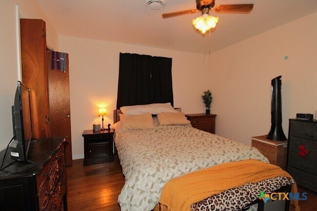 Building Photo - 2706 Live Oak Dr