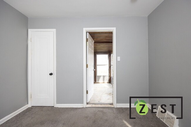 Building Photo - 3 Bed Bungalow only 1250/mo! Available for...