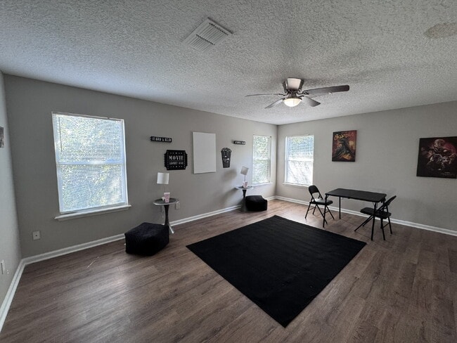Building Photo - Large Renovated Home in Oakleaf Plantation