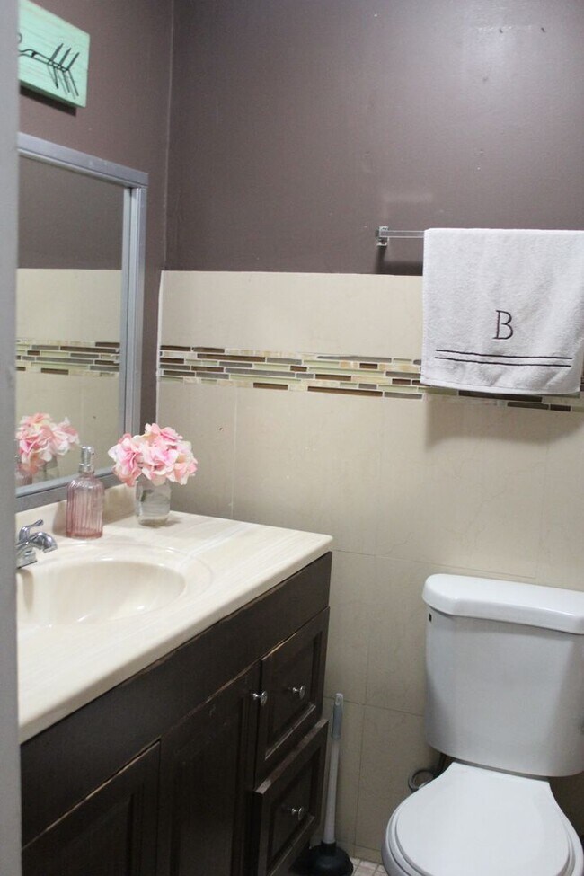 Building Photo - 2630 - YEAA SFH