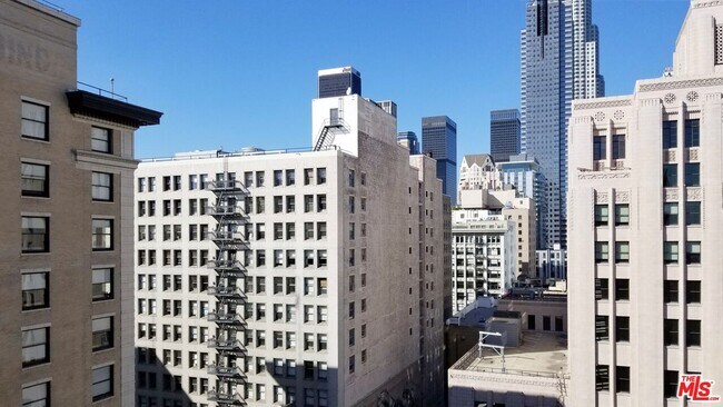 Building Photo - 460 S Spring St