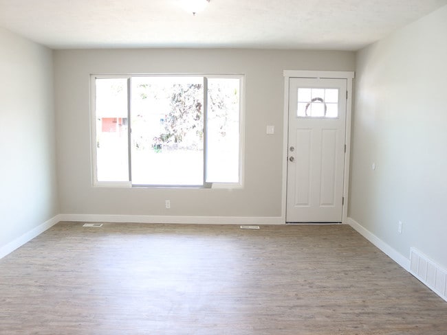 Building Photo - 1002 E Platinum Way