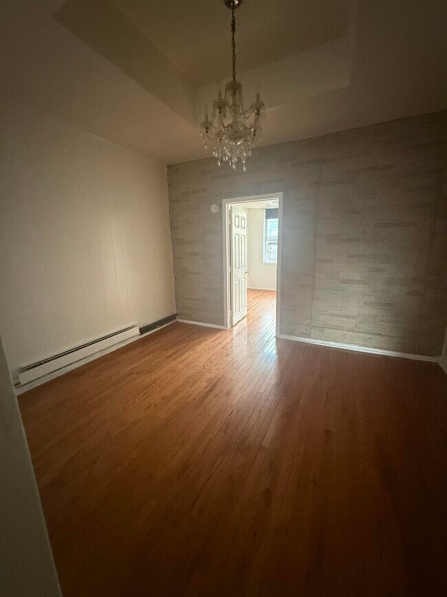 Building Photo - 1128 Summit Ave