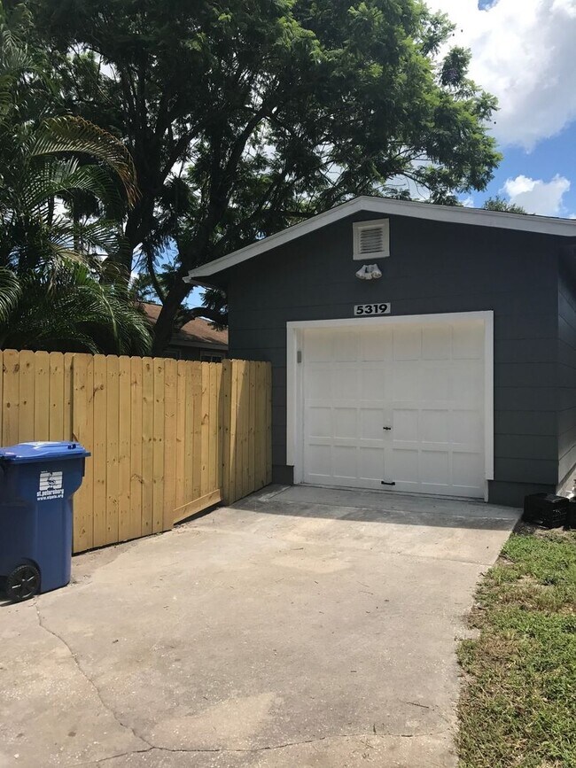 Building Photo - Beautifully Appointed 3/2 w Garage For Ren...