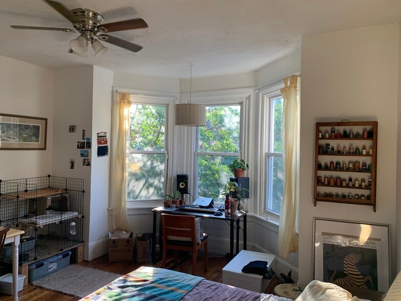 huge bedroom with bay window and built in shelves - 5008 Beaumont Avenue