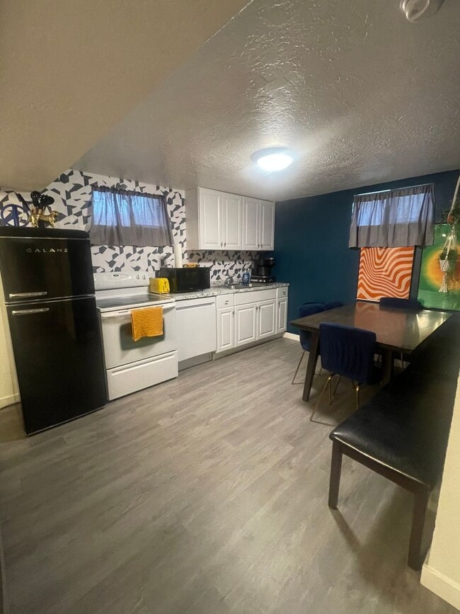 Building Photo - Fully furnished basement apartment in Provo!
