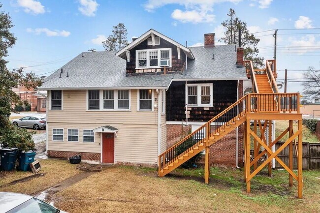 Building Photo - "Historic 2-Bed Apartment with Gleaming Hardwood Floors in Prime Durham Location!"