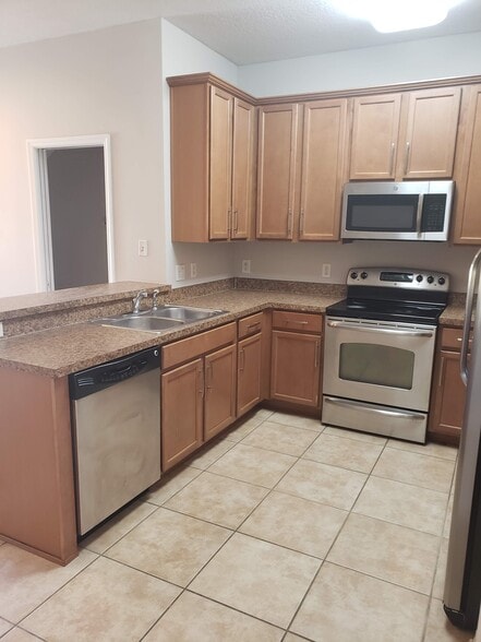 Building Photo - 469 Glastonbury Drive