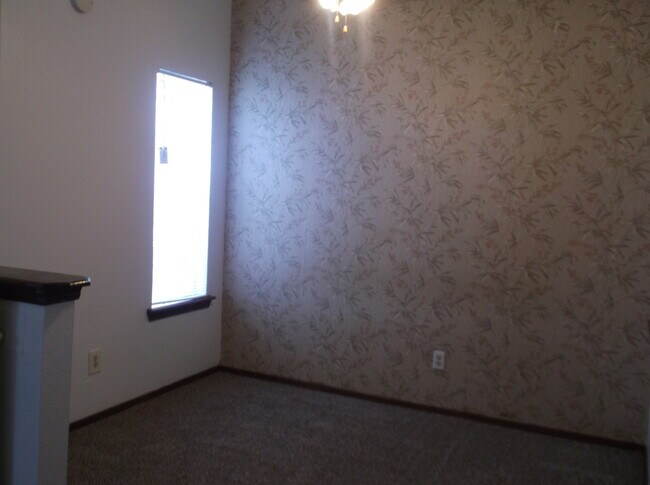 Building Photo - 2 Bed, 1 1/2 Bath, 1 Car Garage