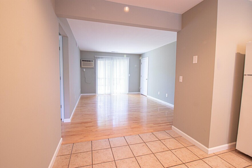 Building Photo - 835 Grand Ave NE