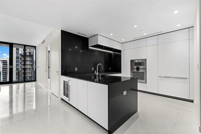 Building Photo - 300 Biscayne Blvd Way