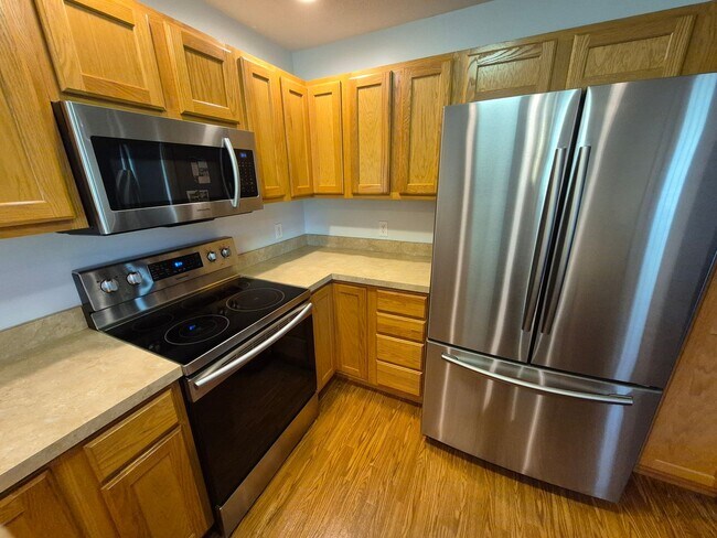 Building Photo - Townhome overlooking Park w/ Laundry & Att...