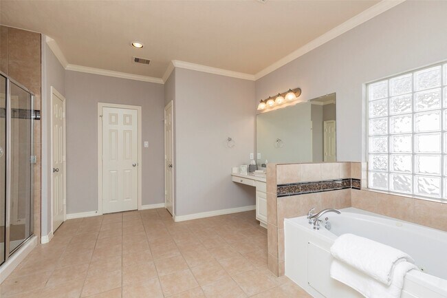 Building Photo - 10126 Holly Chase Dr
