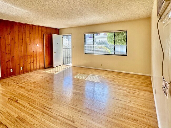 Building Photo - 1338 N Columbus Ave