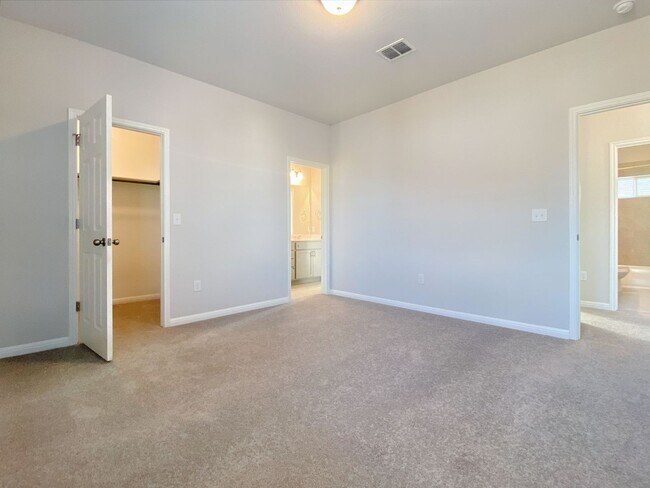 Building Photo - Beautiful and Spacious 4/BR 3.5/BA Modern ...