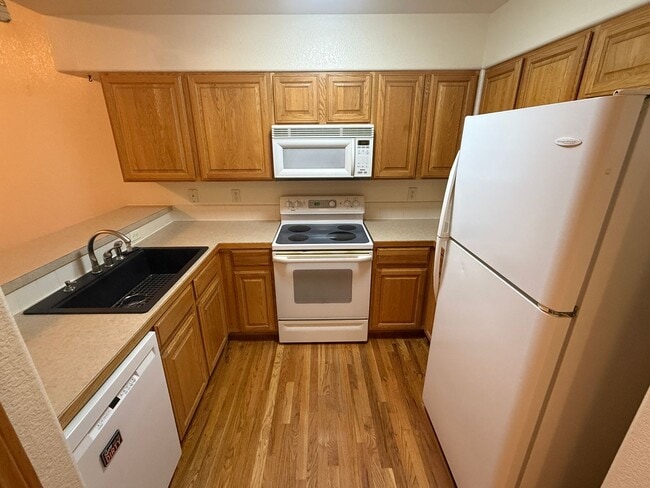 Building Photo - Beautiful 3-Level Corner Unit Condo with Garage