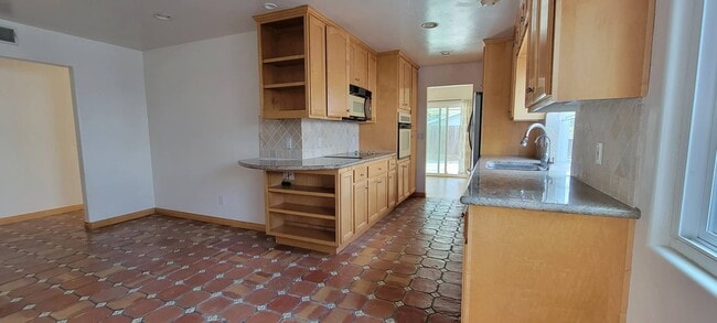 Building Photo - Lovely 4 Bedroom home in UTC  with large b...